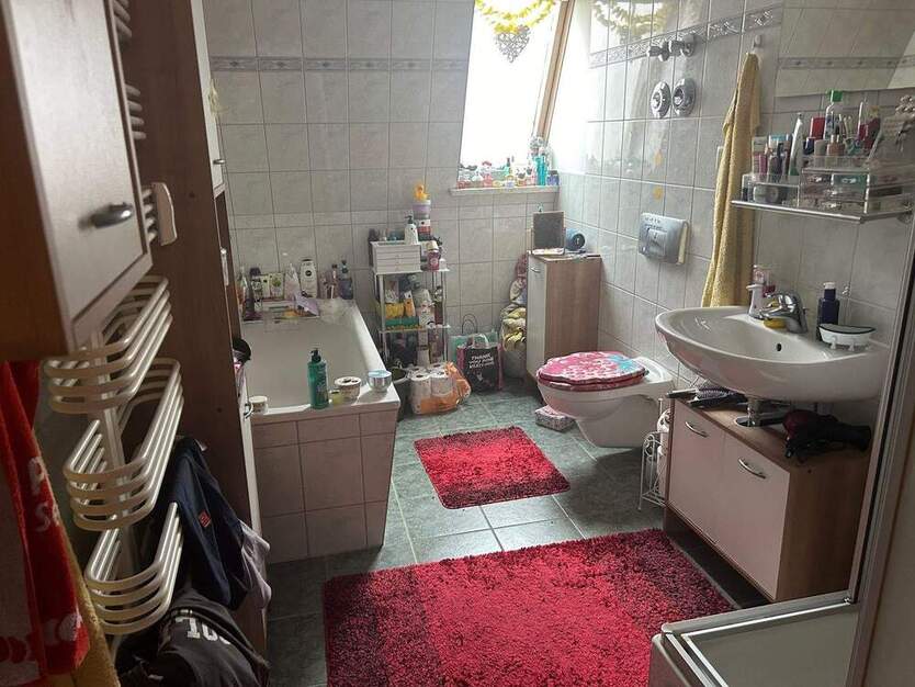 3-Raumwohnung mit Dachterrasse und Weitblick über Halle, Stellplatz, Einbauküche & dekorativen Sichtbalken! 3 zimmer