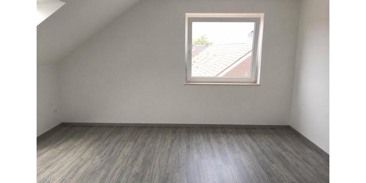 Dachgeschoßwohnung Duisburg Hochheide - 3 Zimmer, 80 m&sup2;, 716&euro; | Angebot:26579701