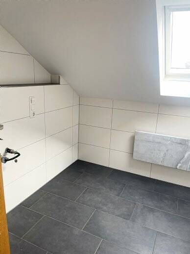 Helle 4-Zimmer-Wohnung im DG mit Balkon, EBK und Kellerraum