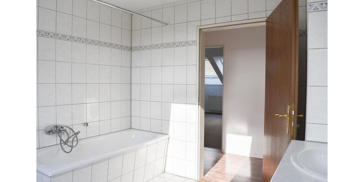 Dachgeschoßwohnung Plauen Altstadt - 3 Zimmer, 74 m&sup2;, 375&euro; | Angebot:24877917