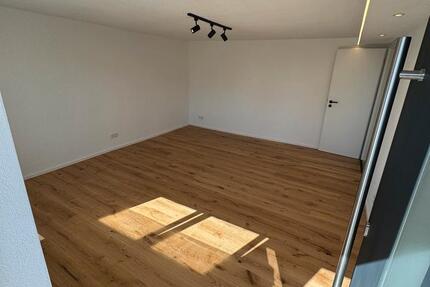 Thai-Massage Physiotherapie NagelstudioArbeitnehmerwohnheim zimmer