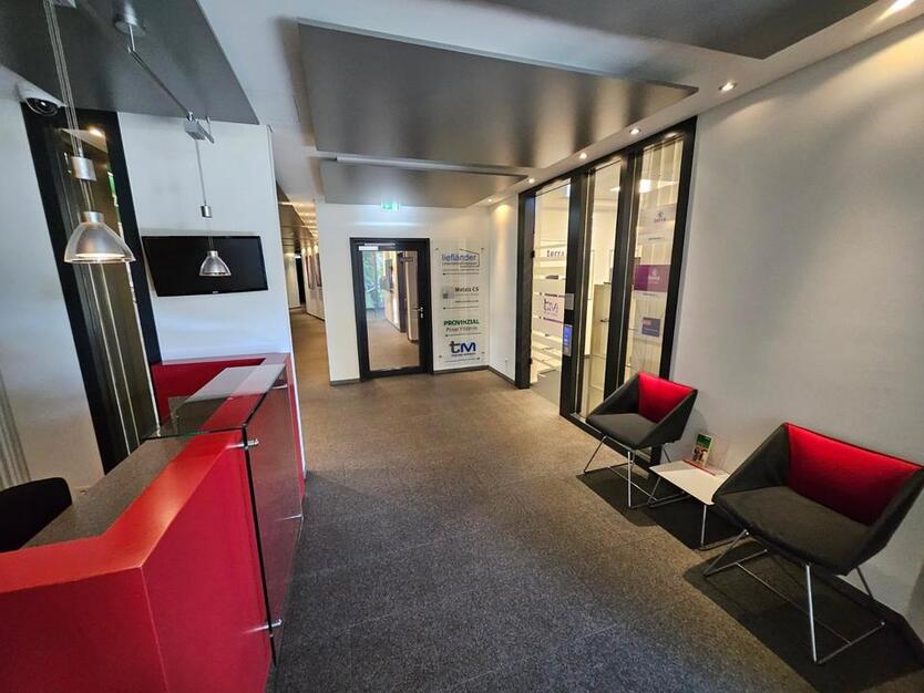 95m² + 140m² repräsentative Büro-Praxisfläche zu vermieten.