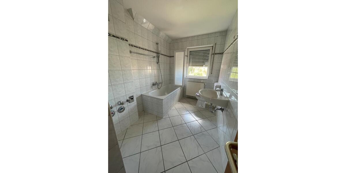 helle 3 Raum-Dachgeschosswohnung mit Balkon, Stellplatz und Rollläden in ruhiger Lage 3 zimmer