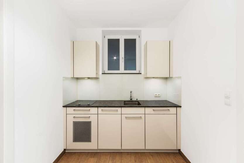 Modernisiert | Büro mit Altbau-Charme in zentraler Lage zimmer