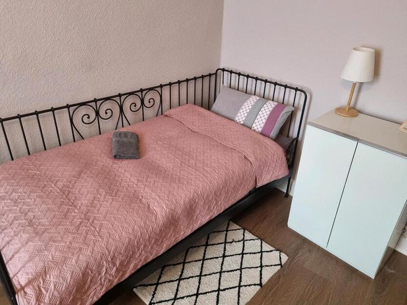 Großzügiges Apartment-ähnliches WG-Zimmer in ruhige Frauen WG
