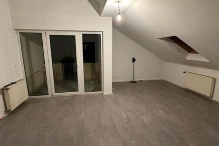 2 Zimmer DG Wohnung mit Küche + Badmöbel + Stellplatz 2 zimmer