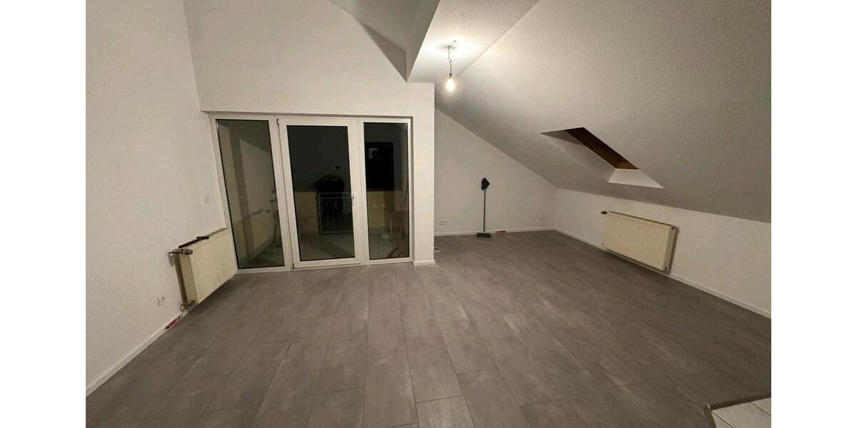 2 Zimmer DG Wohnung mit Küche + Badmöbel + Stellplatz 2 zimmer