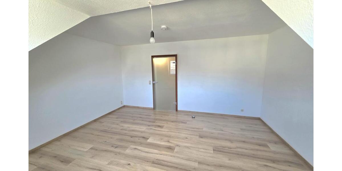 Tolle 2-Zimmer-Wohnung mit Einbauküche, Waschmaschine und Aufzug! - Dachgeschoßwohnung Chemnitz Lutherviertel | Angebot:26096660