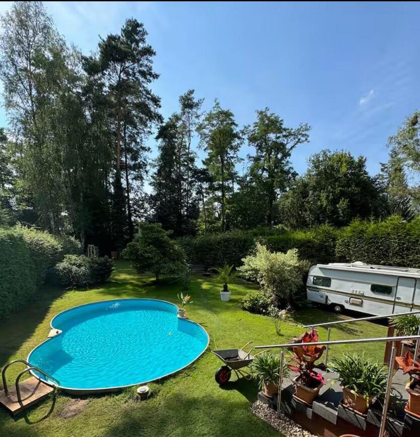 Großes WG Zimmer in 3er WG in Haus mit Pool & Garten bei Berlin