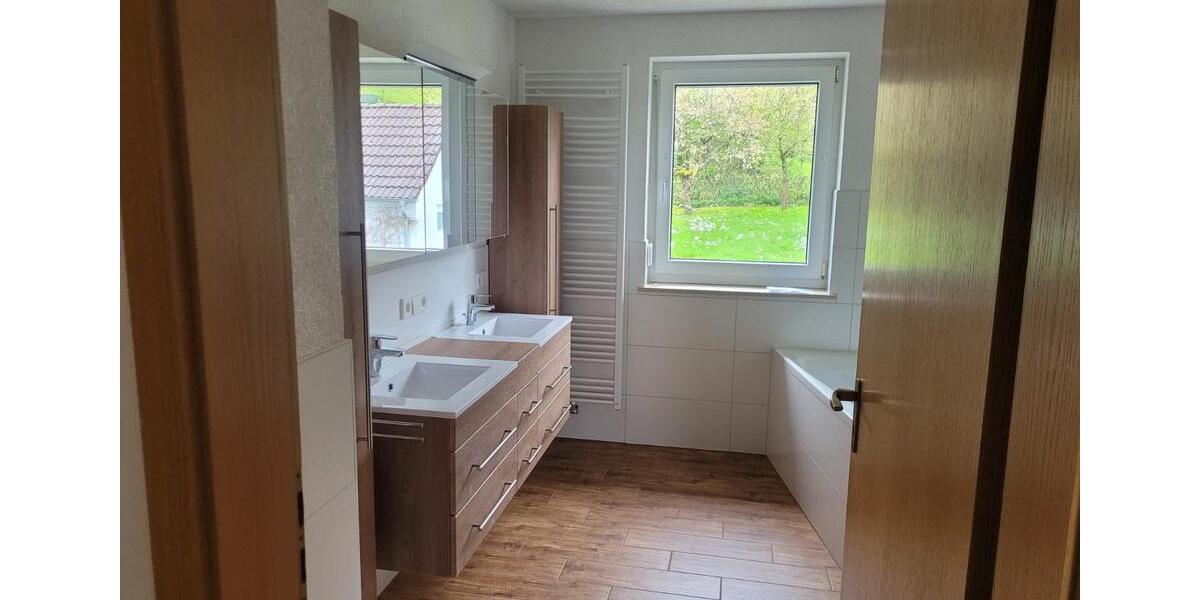 Modernisierte Doppelhaushälfte mit sieben Zimmern 7 zimmer