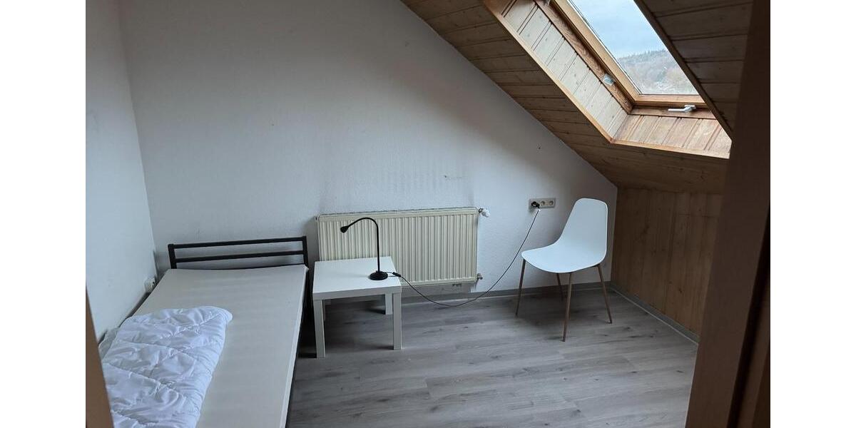 Großzügige 6-Zimmer-Wohnung ca. 140 m² teilmöbliert 6 zimmer