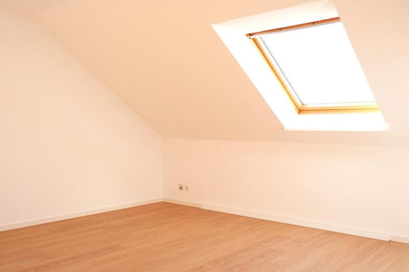 Frisch renoviert - 2 Zi. DG Wohnung