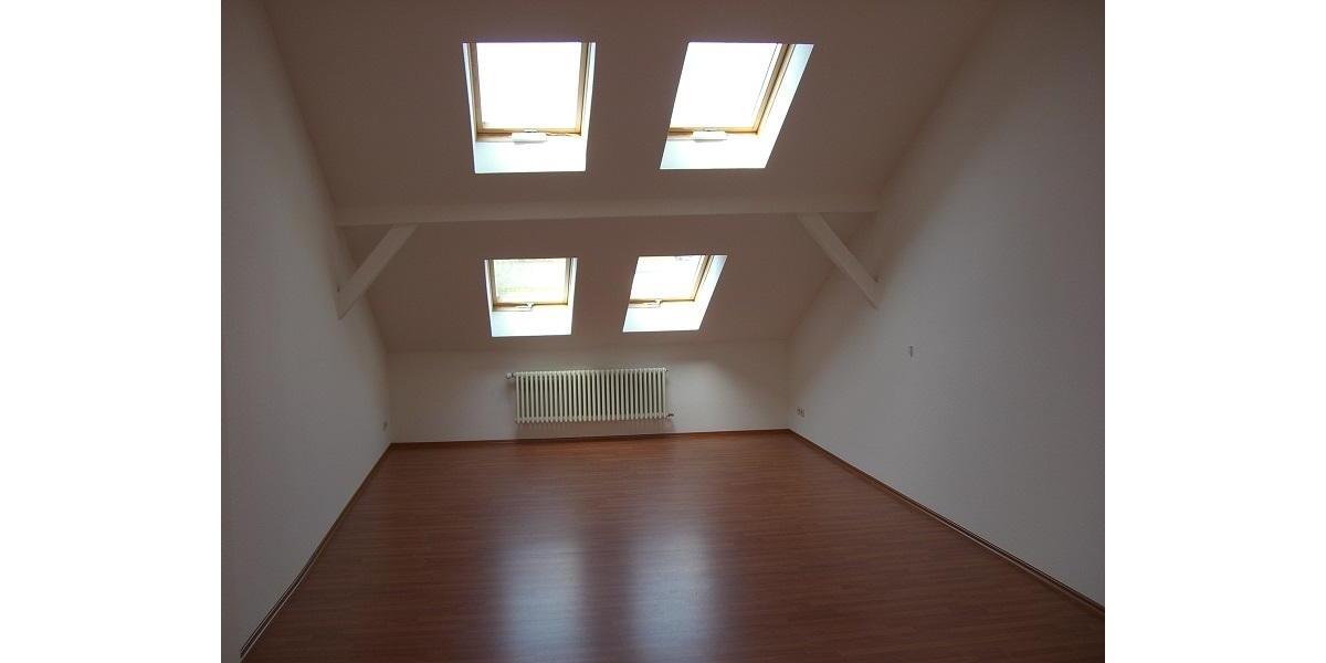 Dachgeschoßwohnung Schwerin Altstadt - 4 Zimmer, 120 m&sup2;, 1.100&euro; | Angebot:25783037