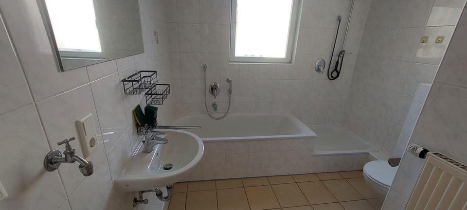 2 Zimmer, Küche, Bad, Balkon u. Gäste-WC zu vermieten