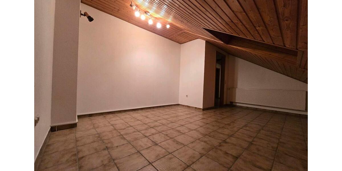 Dachgeschoßwohnung Grünberg - 3 Zimmer, 93 m&sup2;, 900&euro; | Angebot:26432407