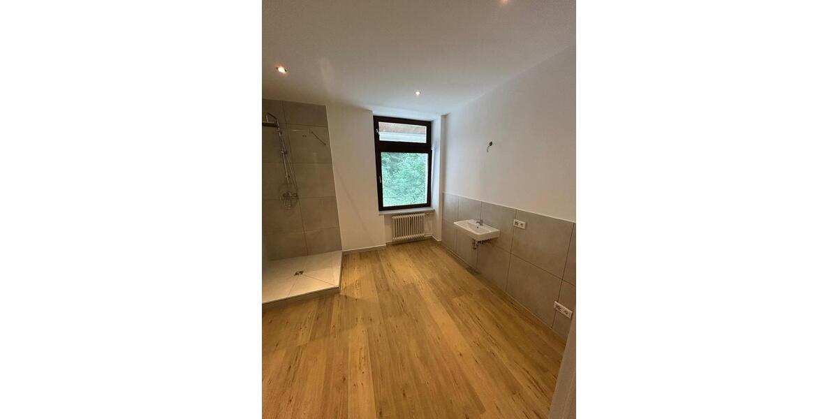 **Kernsaniertes WG-Zimmer mit Einbauküche und Balkon in Wuppertal** 1 zimmer