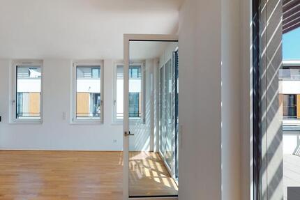 Lichtdurchflutete und großzügig geschnittene 3-Zimmer-Wohnung mit großer Dachterrasse!