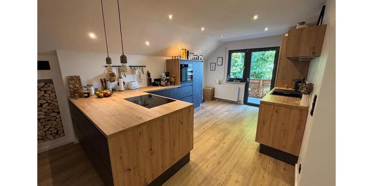 Moderne Dachgeschoßwohnung, offener Wohn- Essbereich, 3 Balkone zimmer