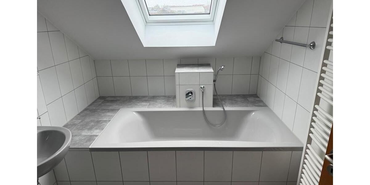 Dachgeschoßwohnung Rosengarten - 2.5 Zimmer, 72 m&sup2;, 600&euro; | Angebot:26613932