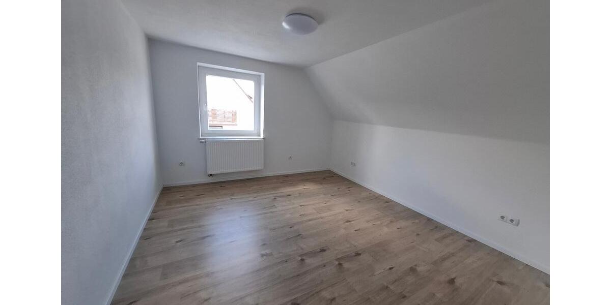 Dachgeschoßwohnung Geisenhausen - 4 Zimmer, 91 m&sup2;, 990&euro; | Angebot:26636176