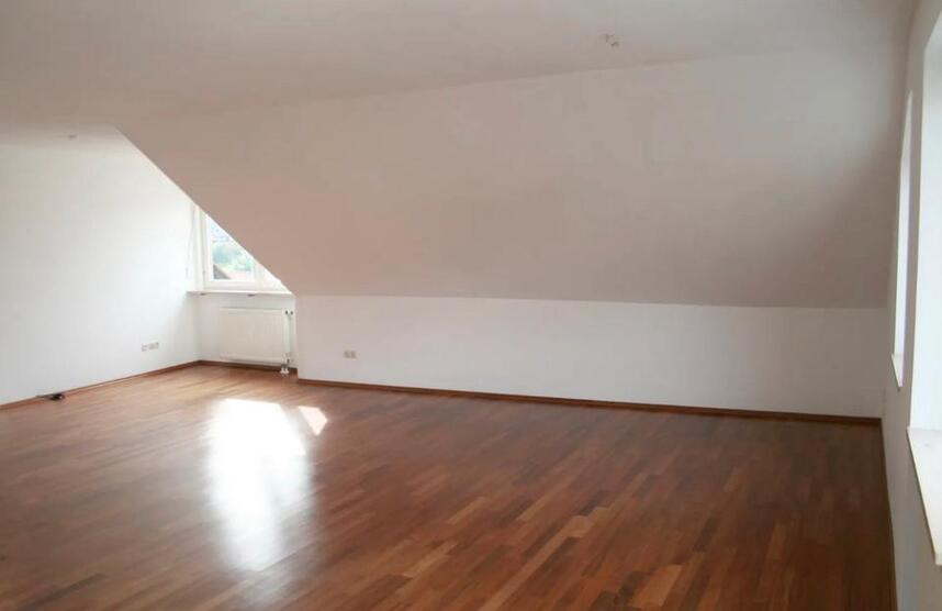 Top gepflegte 3-Zimmer DG-Wohnung mit EBK und Balkon