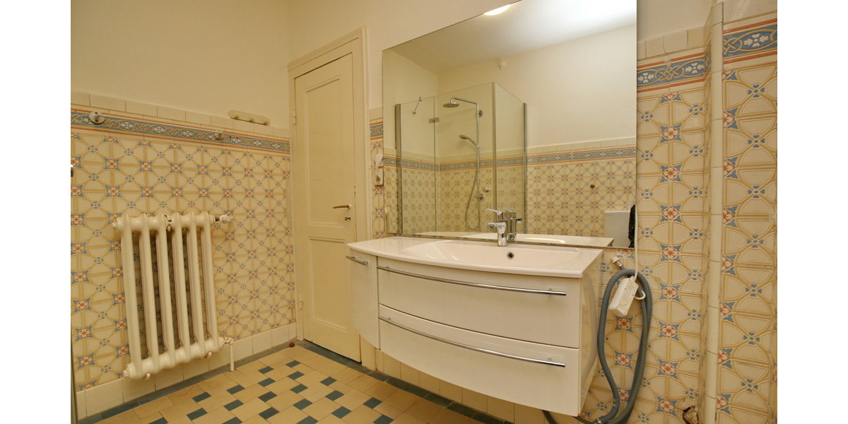 *** Altbauetage mit 210m² im Stadtzentrum *** 6 zimmer