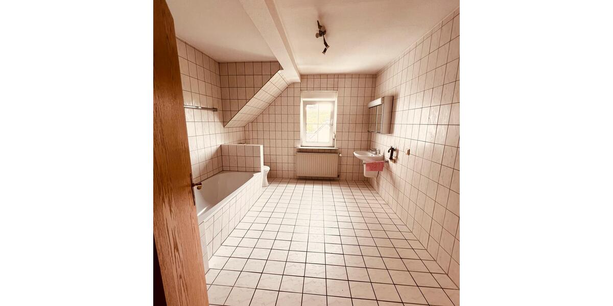 Dachgeschoßwohnung Finnentrop - 3 Zimmer, 80 m&sup2;, 600&euro; | Angebot:26611429