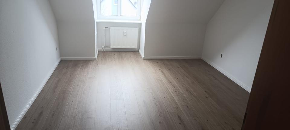 Nach Renovierung!! Schöne Dachgeschoßwohnung mit Balkon zu vermieten