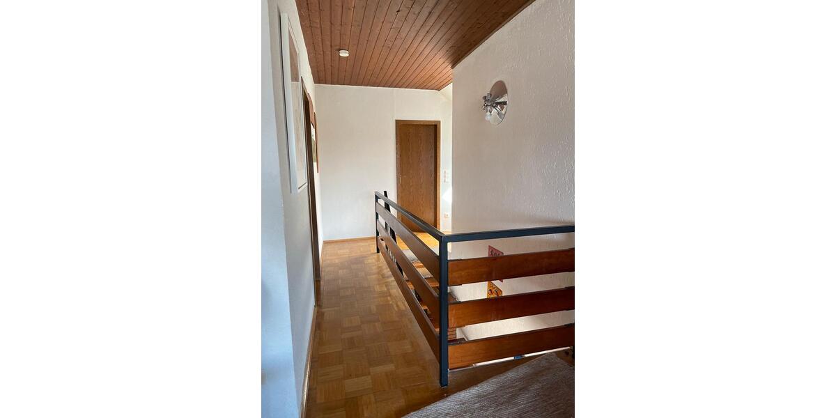 Etagenwohnung Moers Rheinkamp - 4 Zimmer, 130 m&sup2;, 1.500&euro; | Angebot:25150331