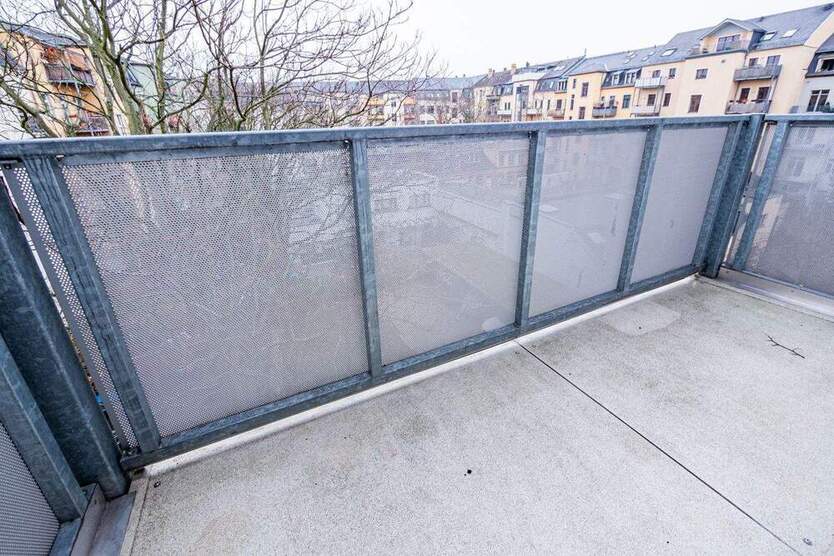 Komfortable Wohnung in mondänem Altbau in Elbnähe. Balkon, Parkett, und Tageslichtbad mit Wanne. 3 zimmer