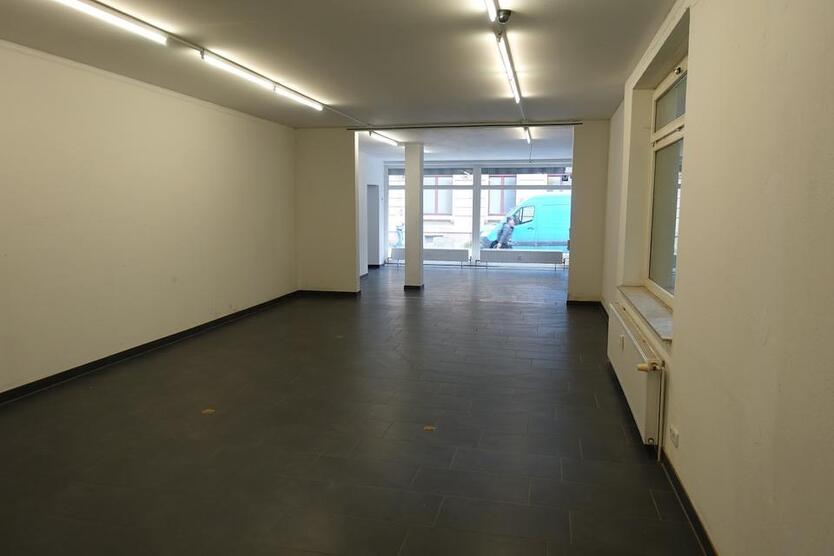 Ladengeschäft im Eingangsbereich zur Fußgängerzone zimmer