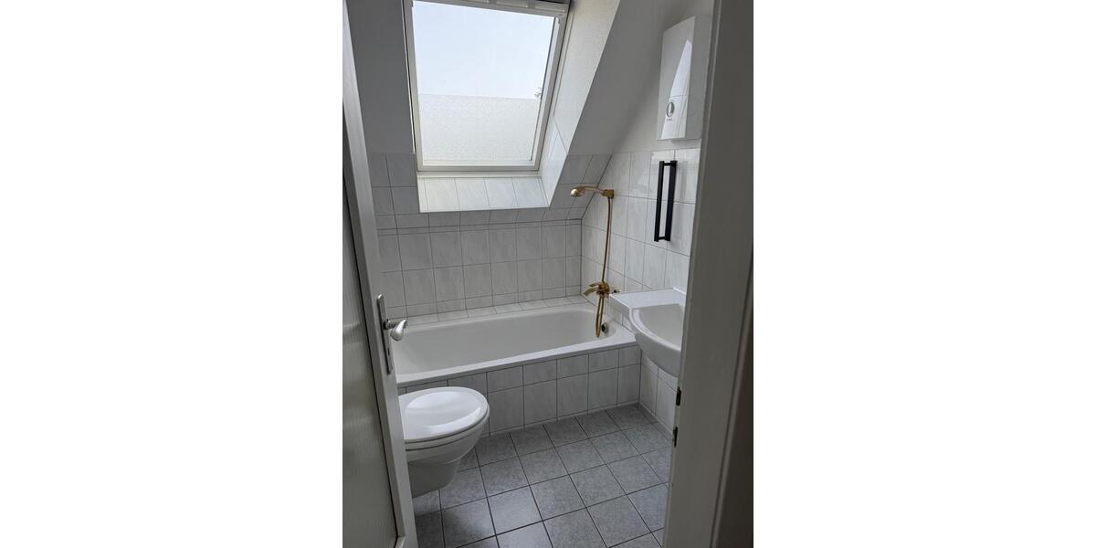 Dachgeschoßwohnung Waldbröl - 2.5 Zimmer, 70 m&sup2;, 450&euro; | Angebot:25867896