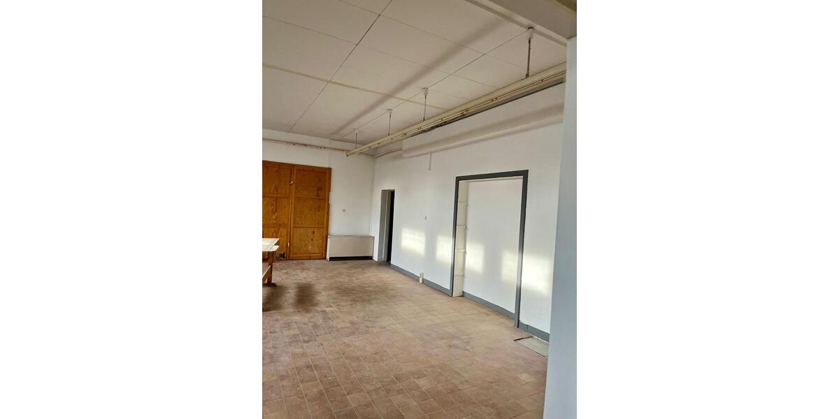 Gewerbehalle, Industriegebäude, Halle, Strom und Toilette zimmer