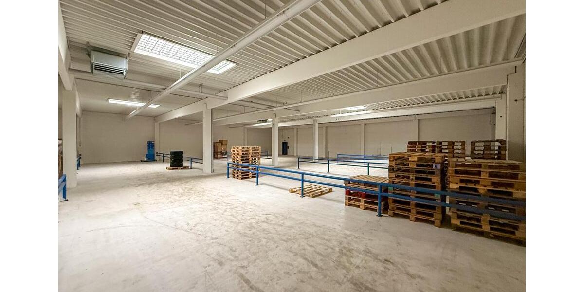 Lagerfläche mit ca. 500m? | Teilfläche mit Rolltor & LKW Rampe zimmer