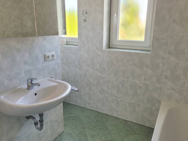 Helle Wohnung im Hochparterre eines neu renovierten 2-Parteien-Miethauses, mit Terrasse, Garten,etc!