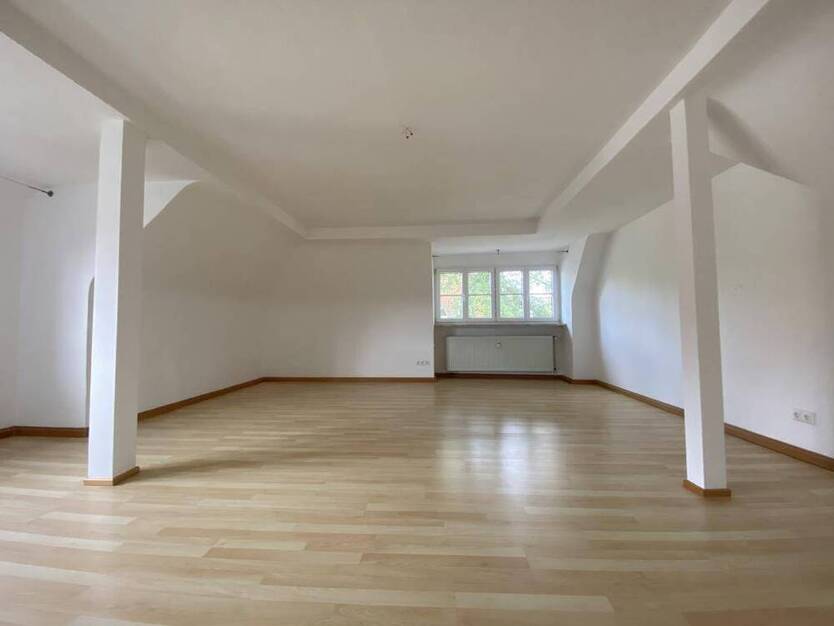 Großzügige 2-Zimmer-Wohnung mit Charme