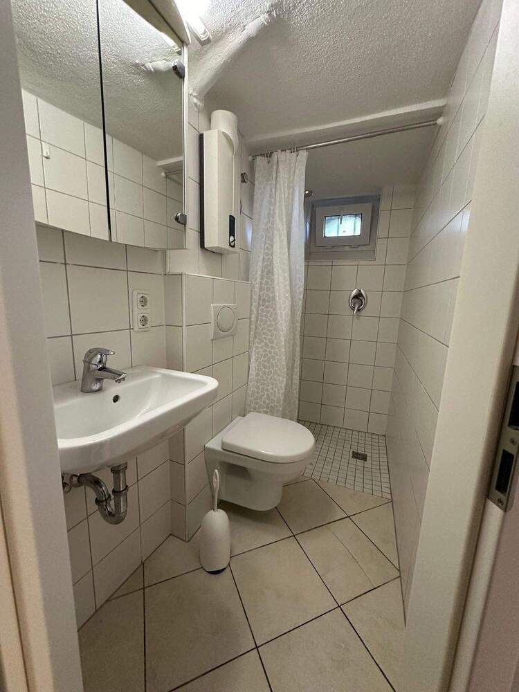Möblierte 1 - Zimmer - UntergeschossWohnung (KellerWohnung) mit Einbauküche und separatem Eingang