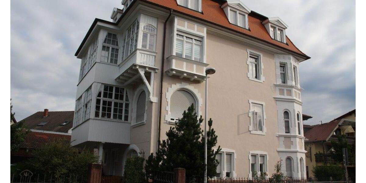 Stilvoll wohnen im Herzen von Oberkirch: Großzügige, helle 4-Zimmer-Wohnung (Gründerzeithaus) mit Wintergarten und kleinem Balkon 4 zimmer