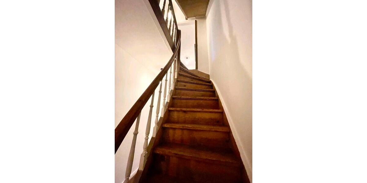 WG Zimmer in einer Altbauwohnung in guter Lage (5 Zi, je 24 qm) 5 zimmer