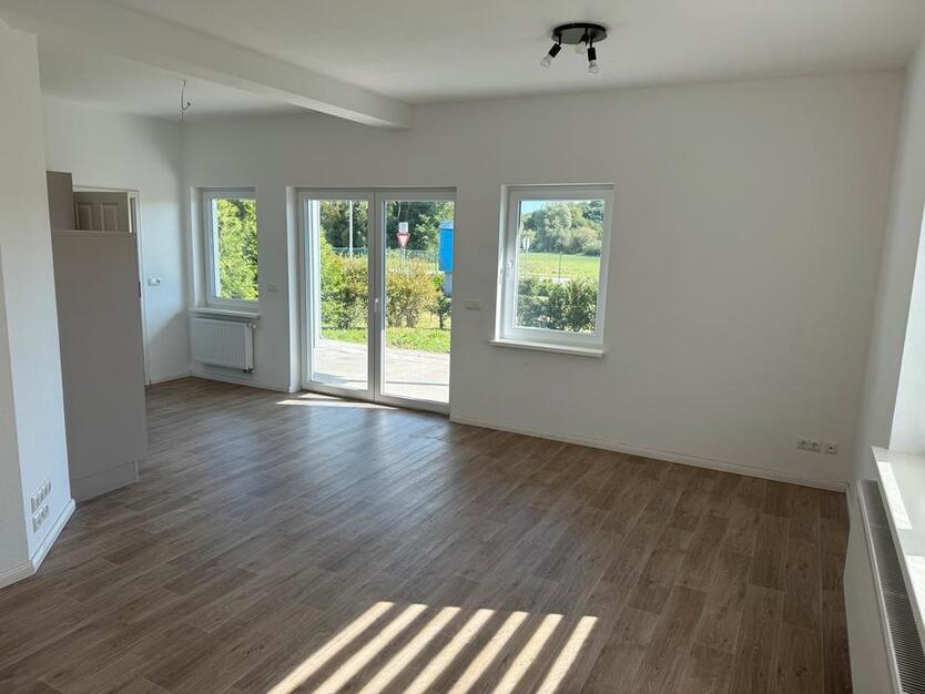 schönes helles Büro, gut gelegen mit Möglichkeit zur Übernachtung