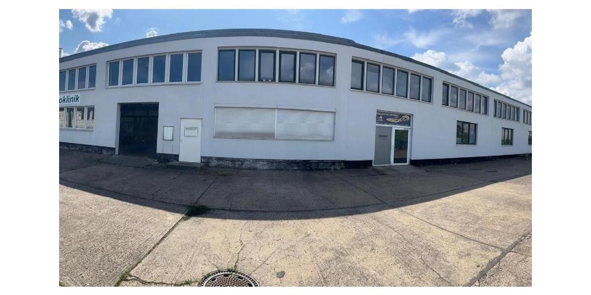 Halle mit Büroräumen im Industrieviertel zimmer