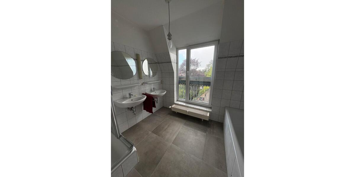 Dachgeschoßwohnung Delmenhorst Düsternort - 4 Zimmer, 121 m&sup2;, 1.000&euro; | Angebot:26603464