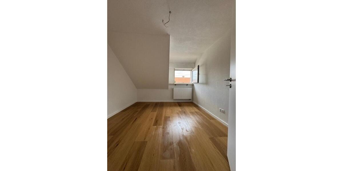 Dachgeschoßwohnung Karlsruhe Neureut - 4 Zimmer, 70 m&sup2;, 1.300&euro; | Angebot:25959537