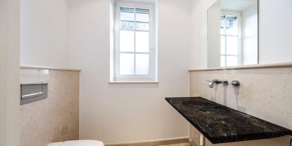 Exklusives Wohnen in Top-Lage von Alt-Meererbusch - Noble Villenhälfte mit hochwertiger Ausstattung 7 zimmer