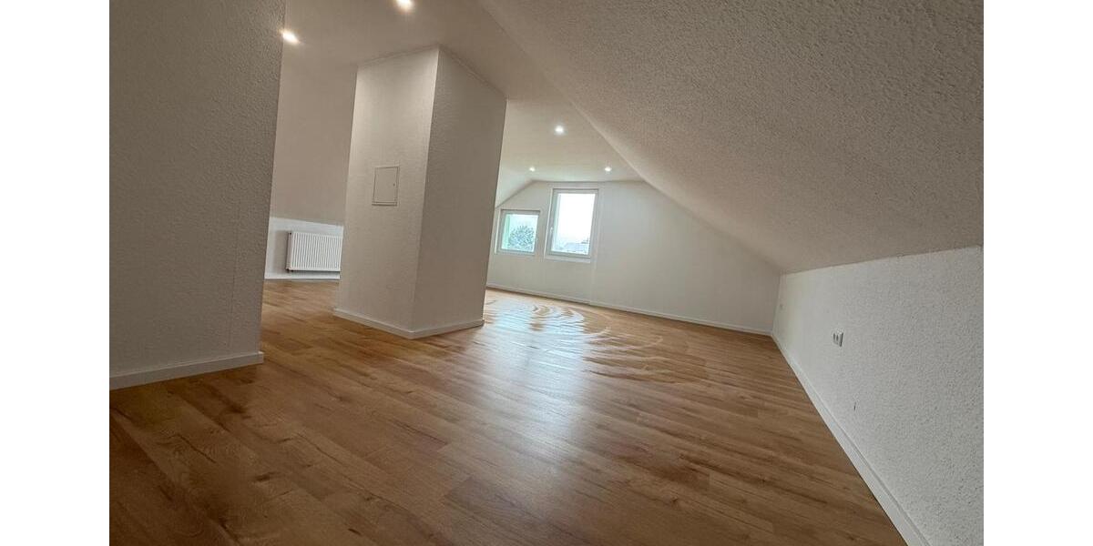 Dachgeschoßwohnung Lage - 2.5 Zimmer, 73 m&sup2;, 600&euro; | Angebot:25171871