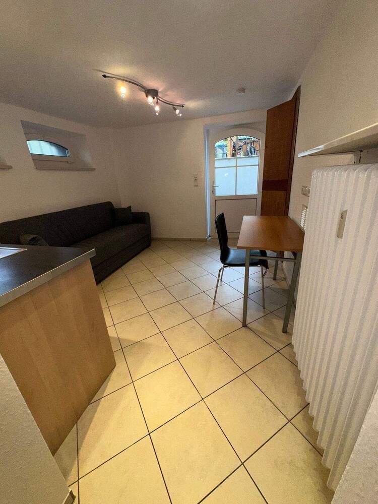 Möblierte 1 - Zimmer - UntergeschossWohnung (KellerWohnung) mit Einbauküche und separatem Eingang