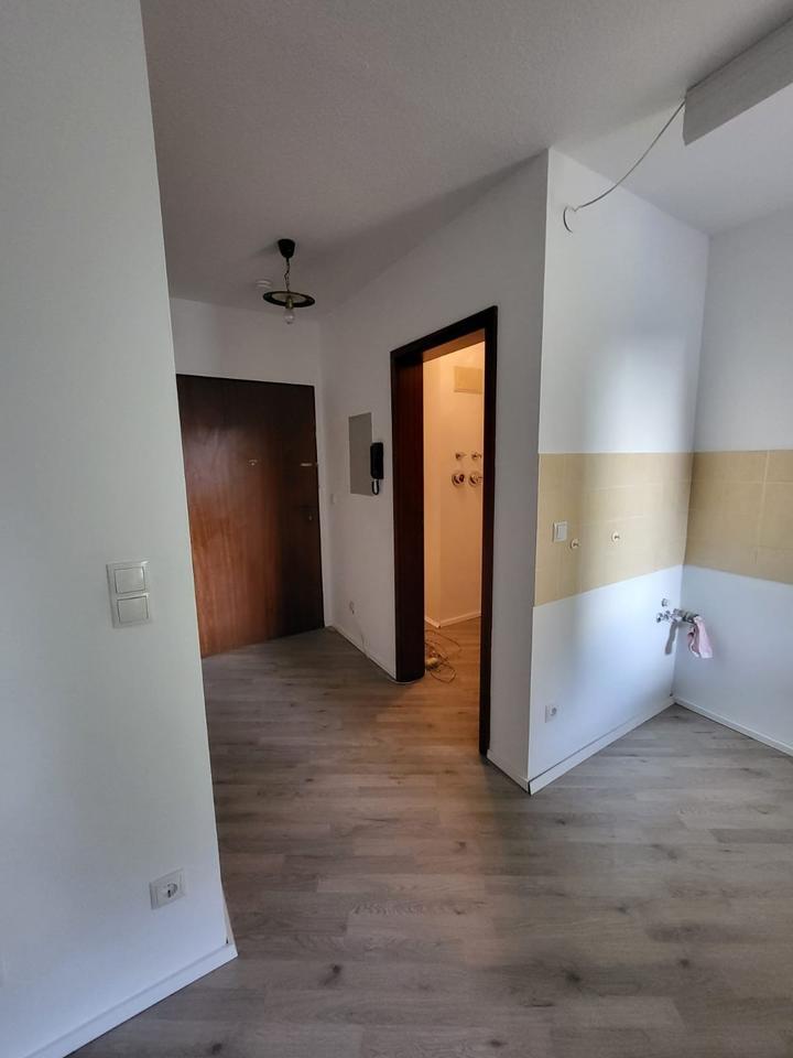 2-Zimmer Wohnung mit Balkon und Keller, großes Bad, ohne EBK