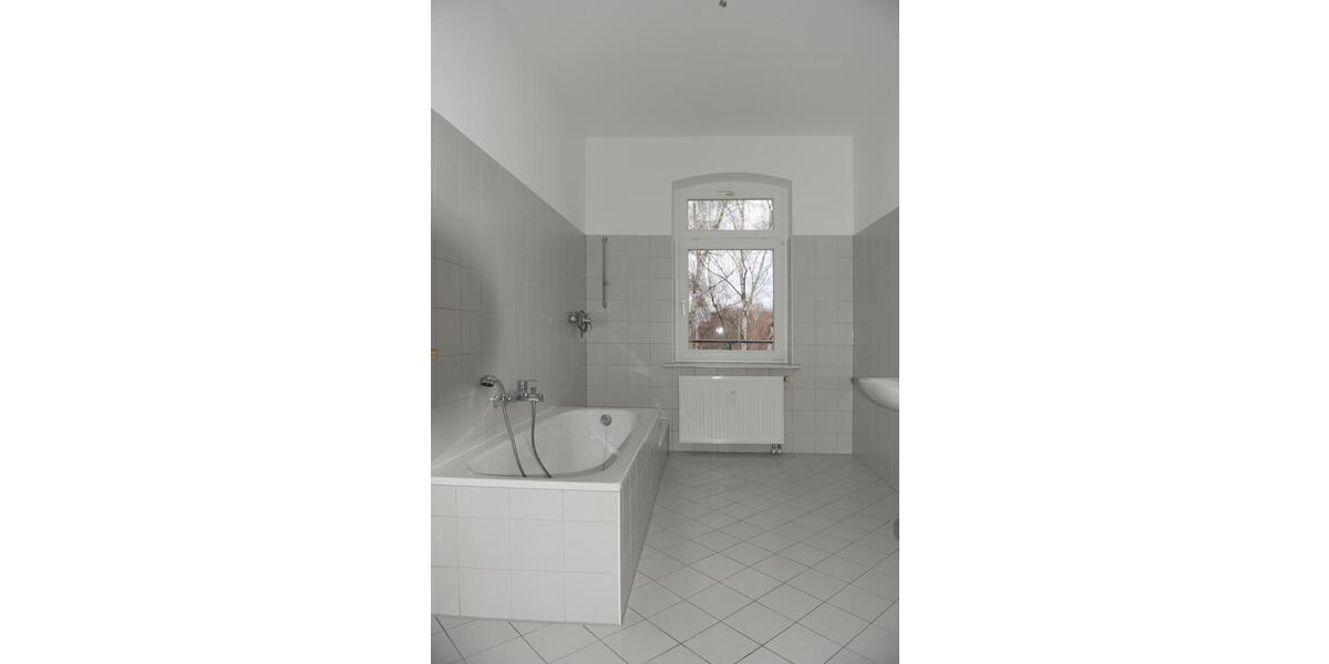 Sehr schöne Wohnung mit großem Balkon, 1.OG, frisch für Sie saniert 2 zimmer