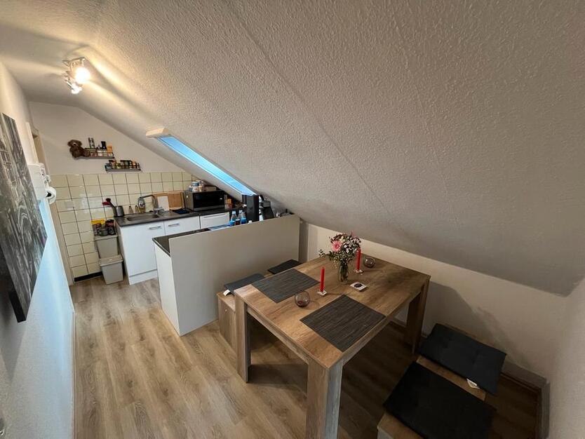Gemütliche 1,5 Zimmer DG Wohnung mit EBK zimmer