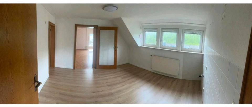 Dachgeschoßwohnung Siegen Dillnhütten - 3.5 Zimmer, 80 m&sup2;, 900&euro; | Angebot:26587562